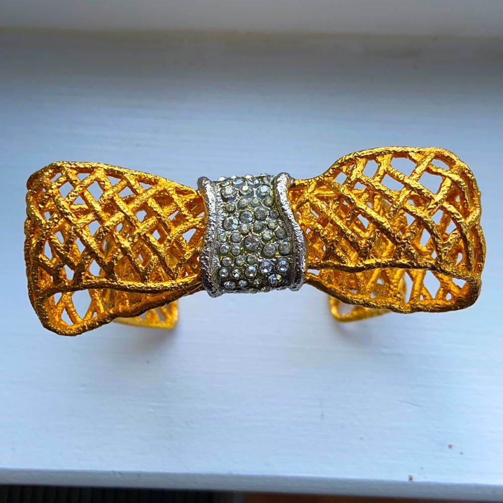- Bracelet